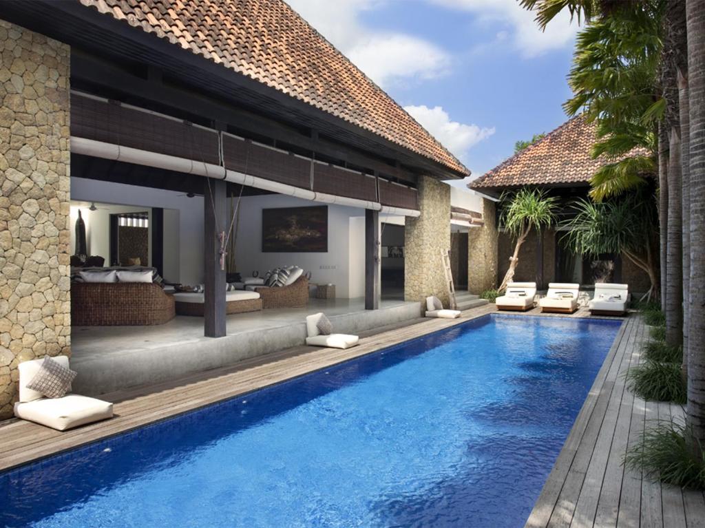 - l'image d'une piscine dans une villa dans l'établissement Villa Hana, à Canggu