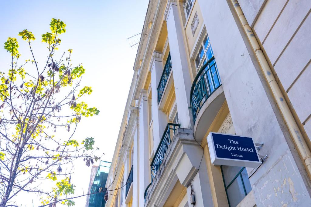 una señal en el lateral de un edificio en The Delight Hostel, en Lisboa