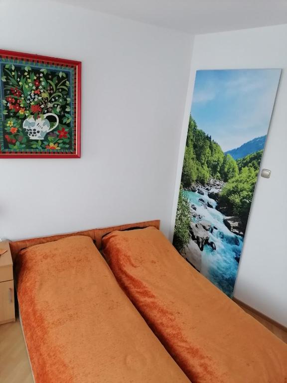 una camera con due letti e un dipinto sul muro di Centrum One a Suwałki