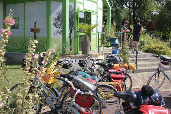 um monte de bicicletas estacionadas em frente a um edifício em Camping Onlycamp Le Sabot em Azay-le-Rideau