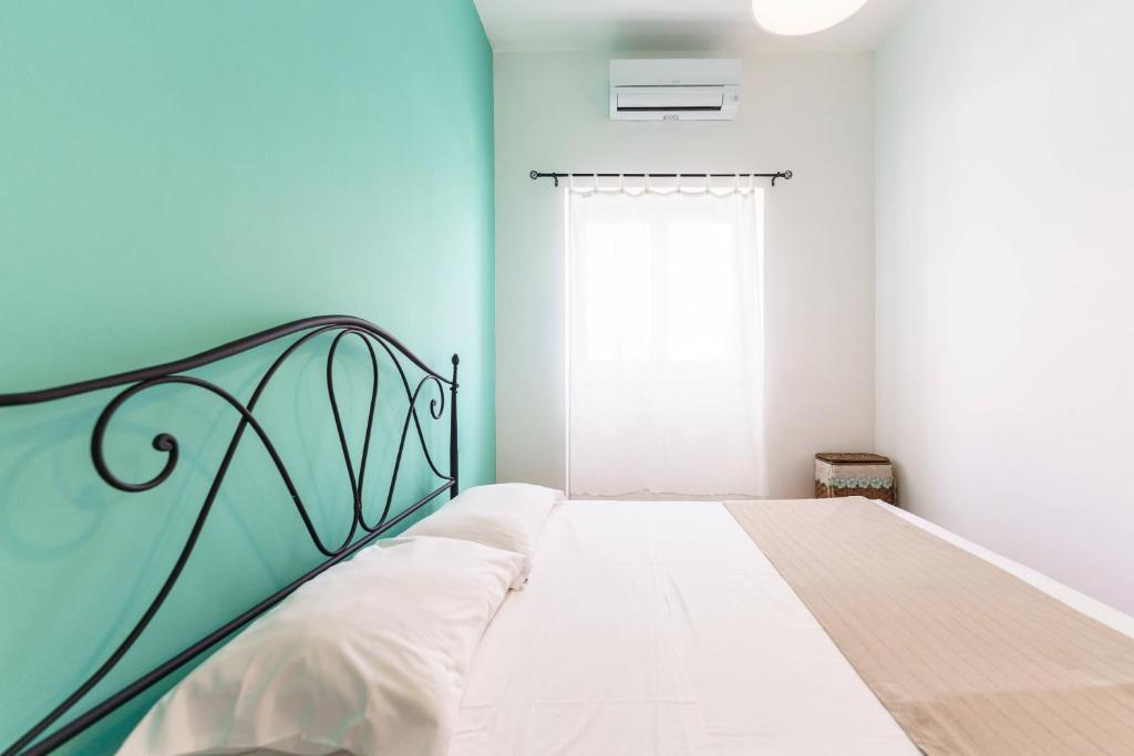 Postel nebo postele na pokoji v ubytování Le Grand Bleu - Gioia Apartments