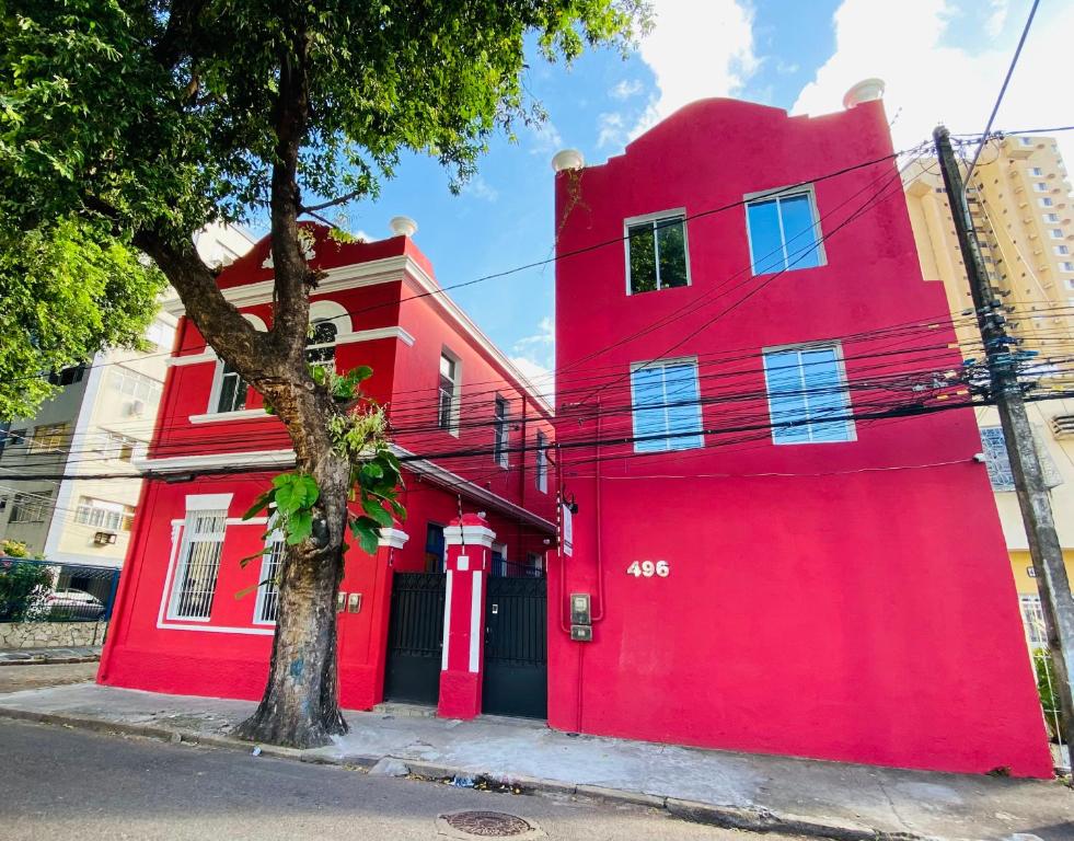 un edificio rojo al lado de una calle en Reef Hostel & Pousada en Recife
