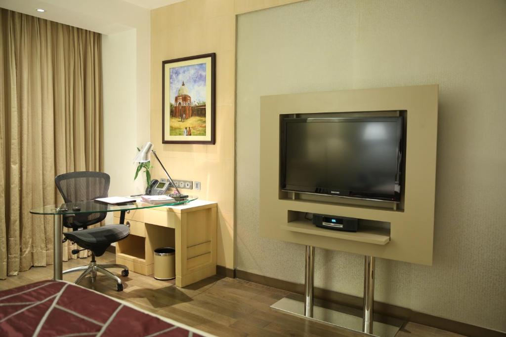 TV a/nebo společenská místnost v ubytování Crowne Plaza Greater Noida by IHG