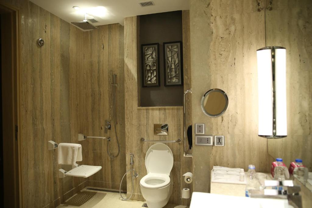 Koupelna v ubytování Crowne Plaza Greater Noida by IHG