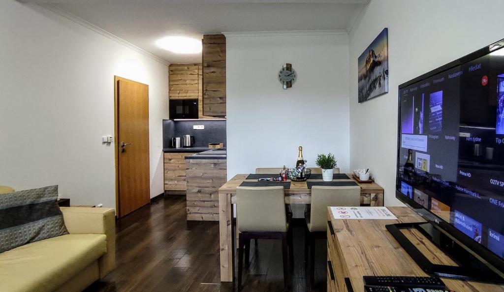 Kuchyň nebo kuchyňský kout v ubytování Horský rodinný apartmán 2KK s velkou terasou, s wellness, snídaní na pokoj a s vlastním parkováním v garáži - by Relax Harrachov