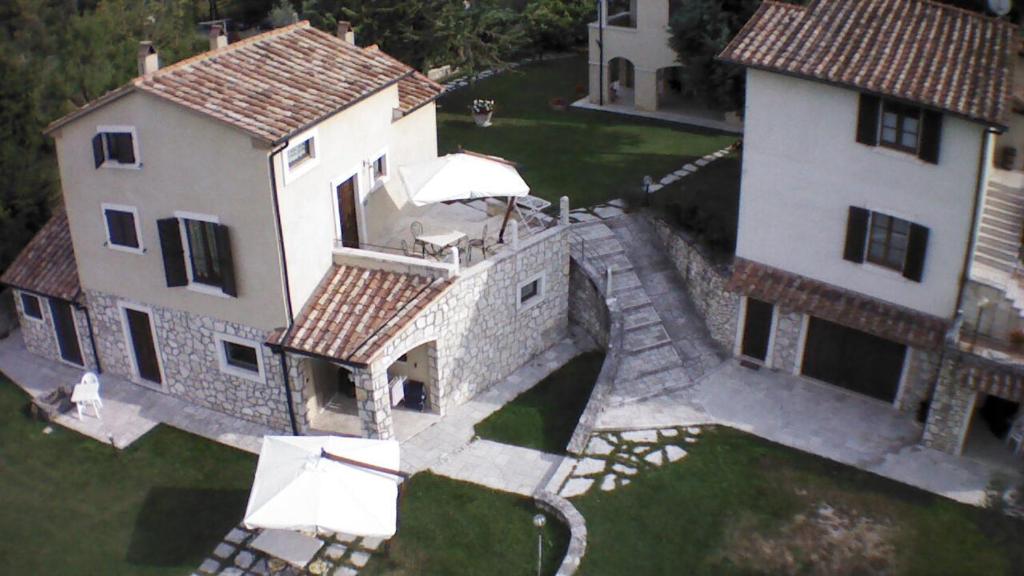 een luchtzicht op een huis met een dak bij Casa Vacanze San Francesco in Bagni San Filippo