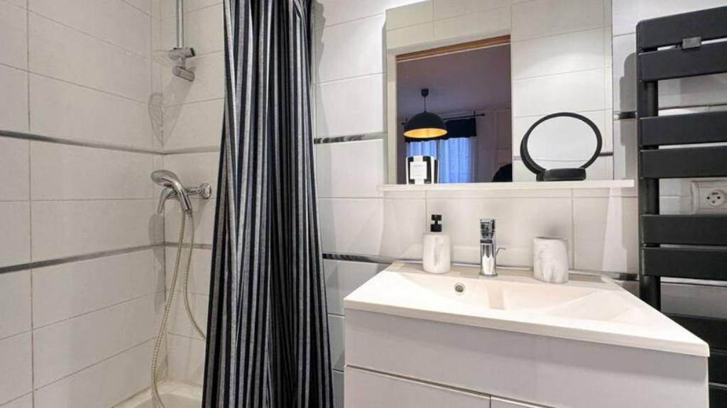 a bathroom with a sink and a shower at Studio Casa Aelys - Quartier des Arènes - Béziers in Béziers