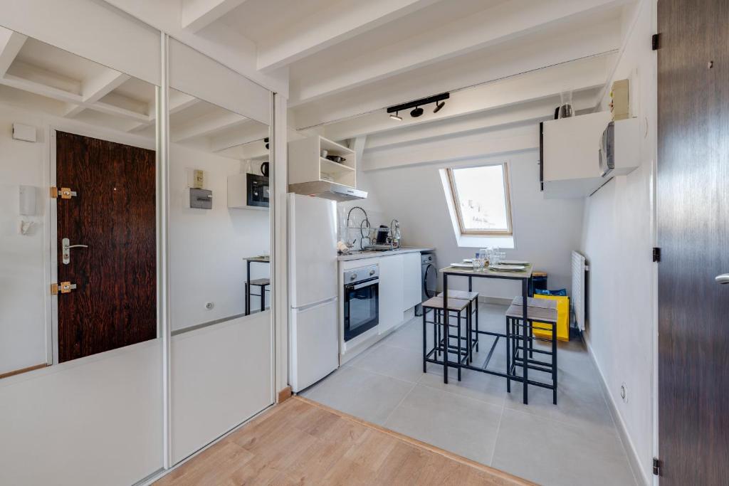 Kuchnia lub aneks kuchenny w obiekcie Le Supernova - Nice studio with mezzanine in the heart of the city