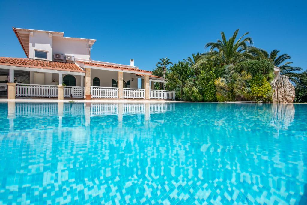Villa Barnaba Country House & Pool في بولينيانو آ ماري: فيلا بمسبح امام بيت