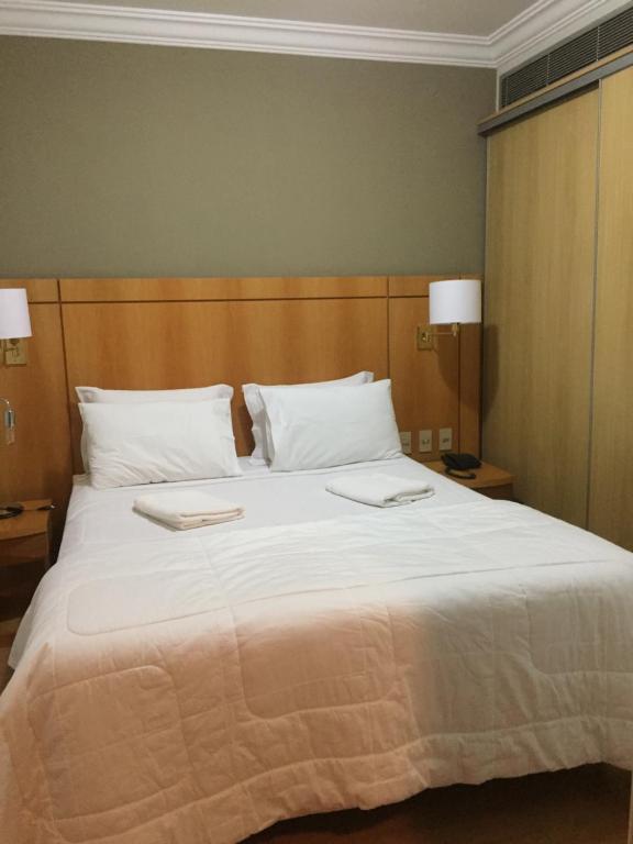 1 cama grande con 2 toallas encima en Flat Oscar Freire, en São Paulo