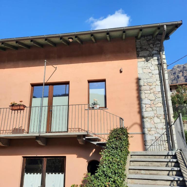 ein Haus mit einem Balkon und einer Treppe in der Unterkunft Il Sole di Simona - Il Prato in Omegna