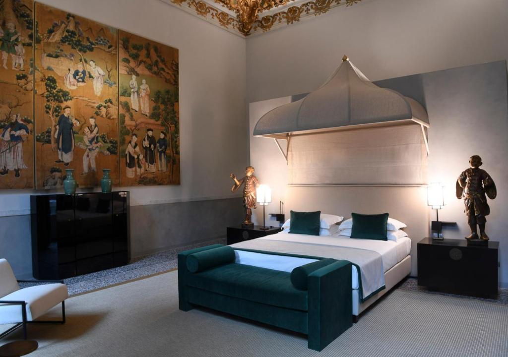 Postel nebo postele na pokoji v ubytování Hotel Palazzo Durazzo Suites