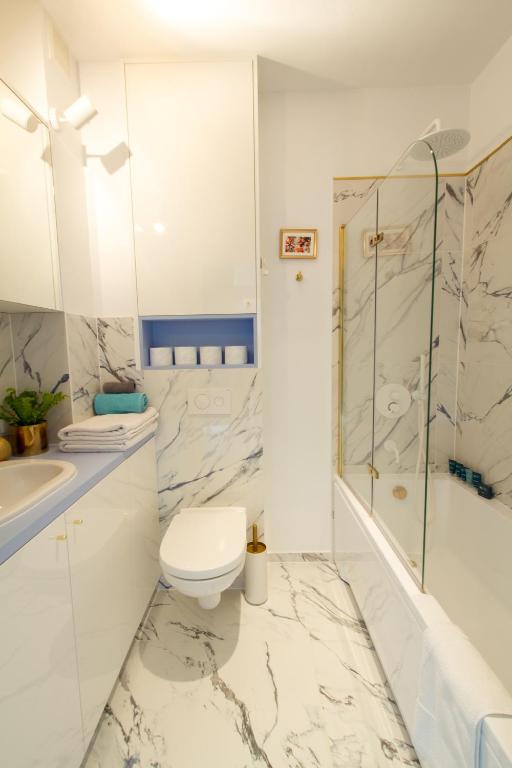 Kúpeľňa v ubytovaní Nowy Apartment przy Placu Szembeka