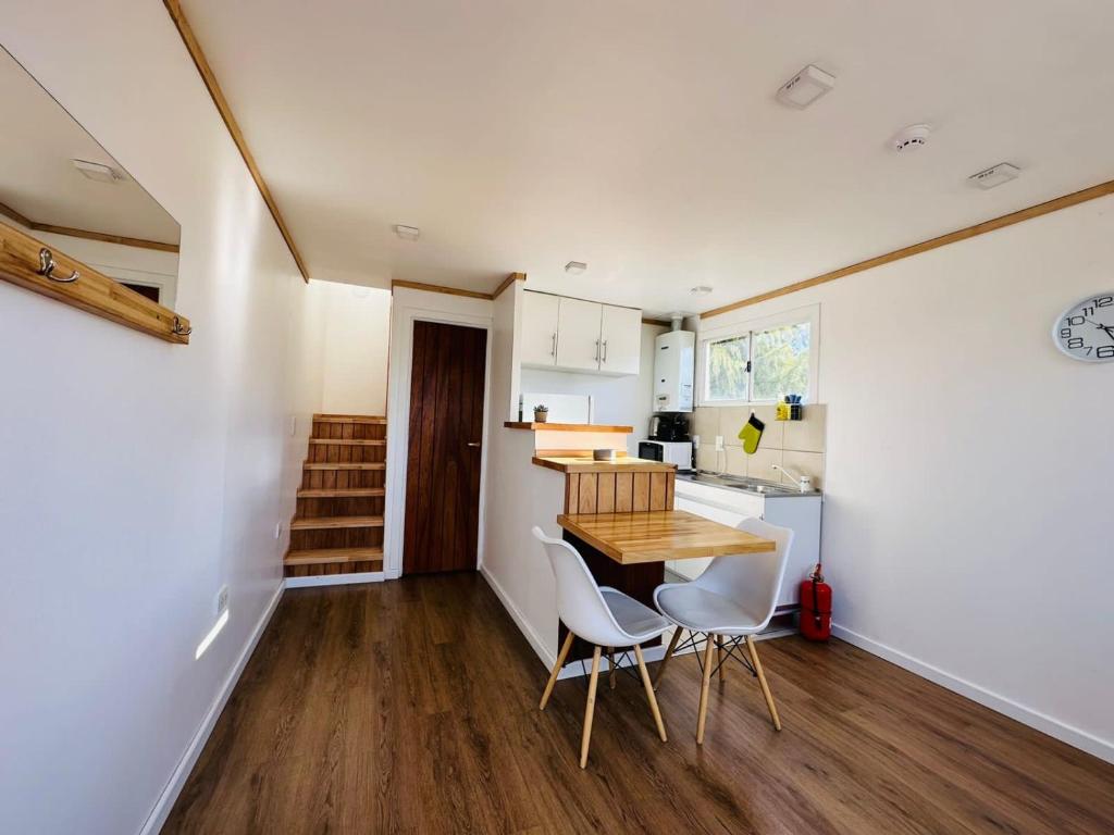 Il comprend une petite cuisine avec une table et des chaises en bois. dans l'établissement Gi 's House, à Ushuaia