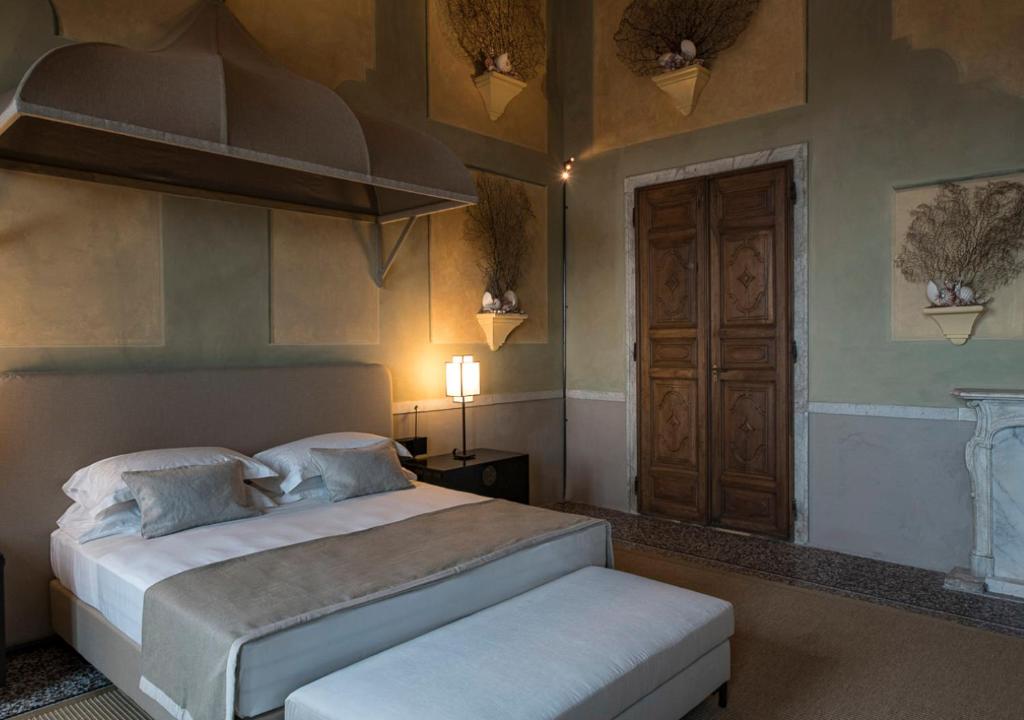 Postel nebo postele na pokoji v ubytování Hotel Palazzo Durazzo Suites