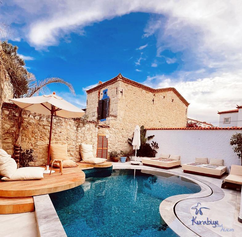 einem Pool vor einem Gebäude in der Unterkunft Kurabiye Hotel in Alacati