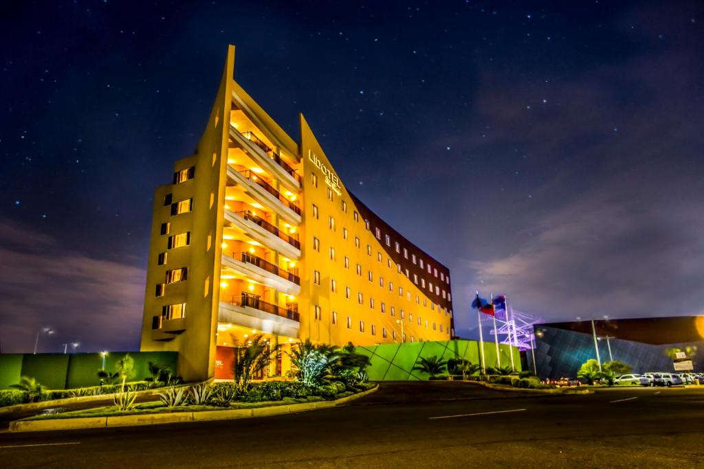 a large yellow building at night at Lidotel Paraguaná in Punto Fijo