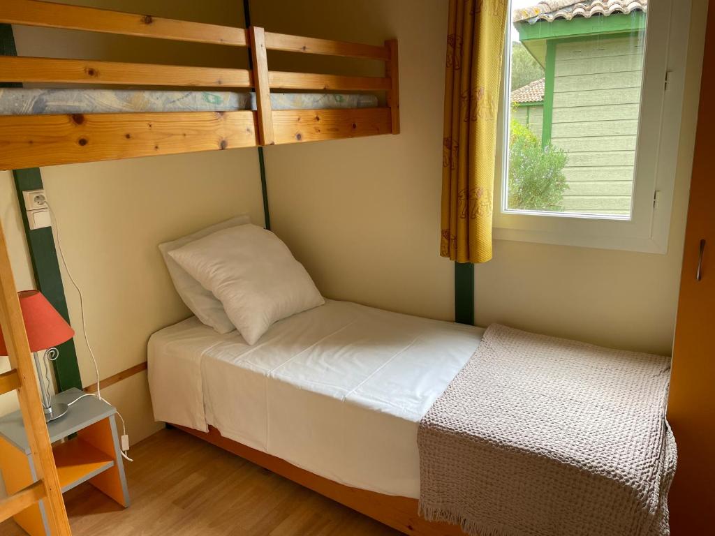 sypialnia z 2 łóżkami piętrowymi i oknem w obiekcie Lavallee w mieście Belvédère-Campomoro