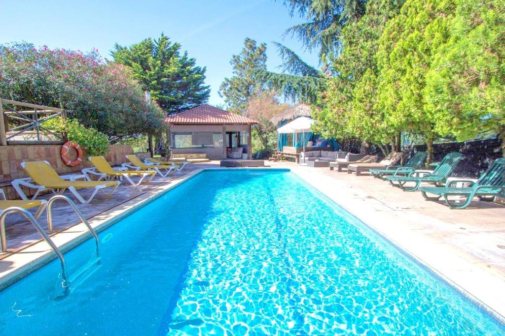10 bedrooms villa with private pool jacuzzi and enclosed garden at Sils tesisinde veya buraya yakın yüzme havuzu
