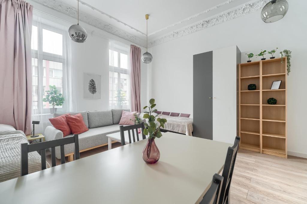 a living room with a table and a couch at Kamienica Centrum Apartament nr 12 in Szczecin