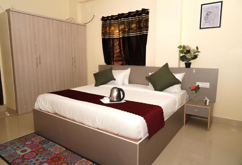 Hotel Royal Suites And Rooms Near AIG Hospital Gachibowli (Indien