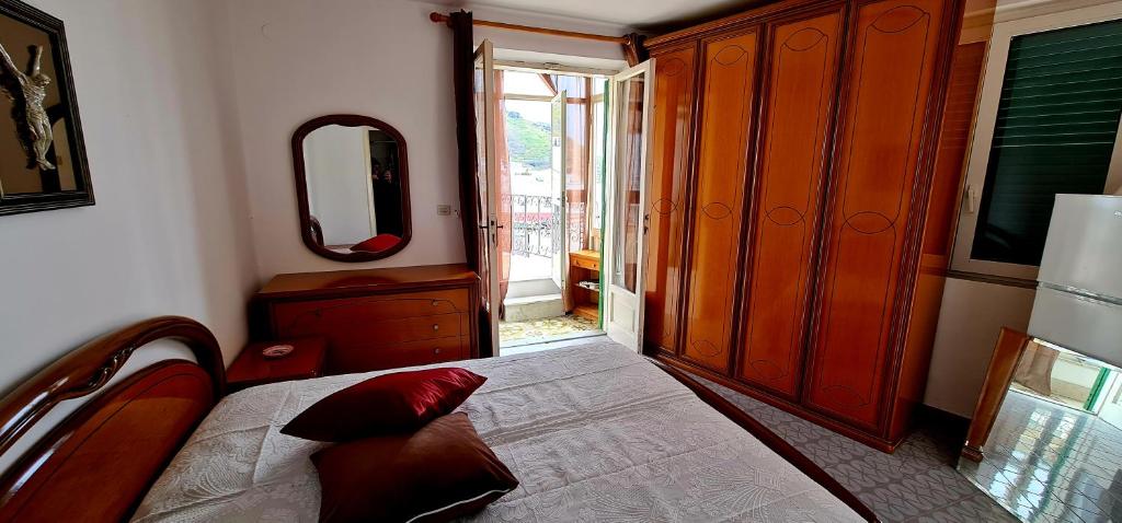 una camera con letto, cassettiera e specchio di La Stanza di Nunziatina a Ischia