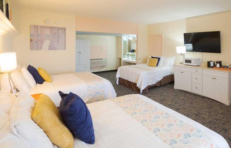 Gaido's Seaside Inn - Family Room With Ocean View - Upstairs