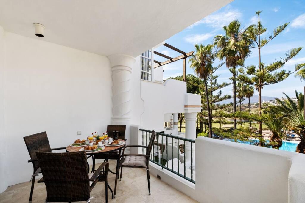 balkon ze stołem i krzesłami oraz widokiem na ocean w obiekcie Matchroom Club 20 w mieście Fuengirola