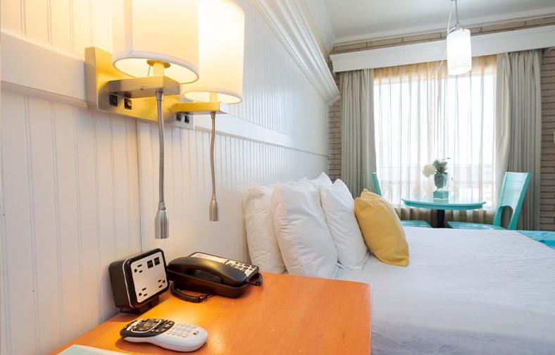 Postel nebo postele na pokoji v ubytování Gaido's Seaside Inn