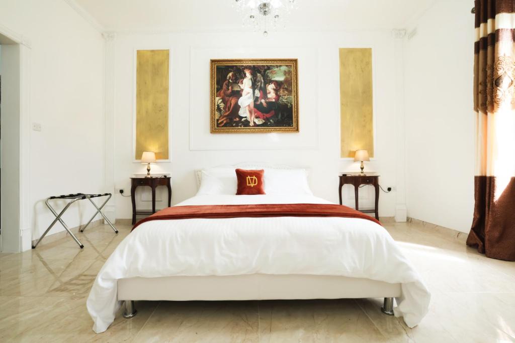 Di Valentina Boutique Living في سليمة: غرفة نوم بسرير مع لوحة على الحائط