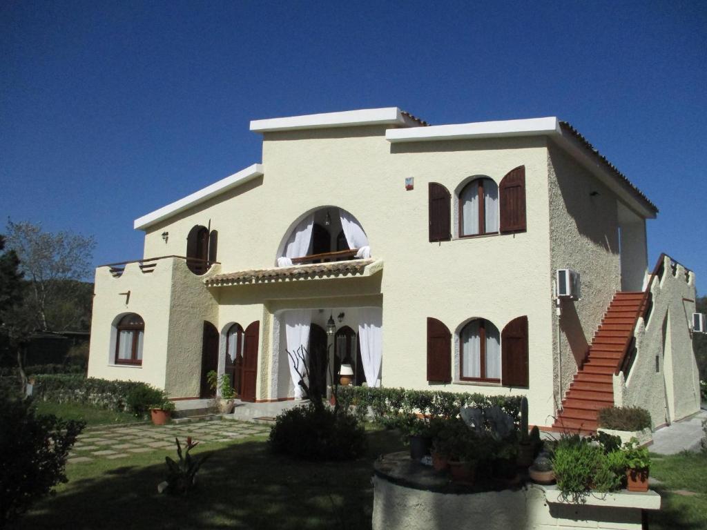 una gran casa blanca con muchas ventanas en Villa Margherita Suite & charme, en Pula