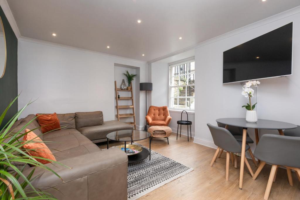 sala de estar con sofá y mesa en The Edinburgh Meadows Apartment, en Edimburgo
