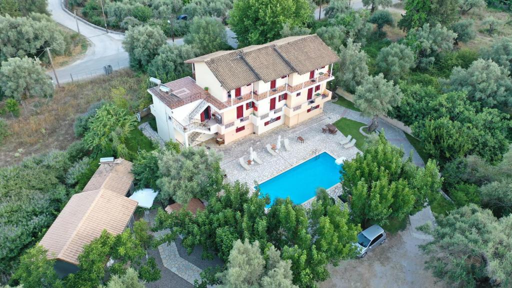 eine Luftansicht eines Hauses mit Pool in der Unterkunft Calderimi Lefkada in Nydri