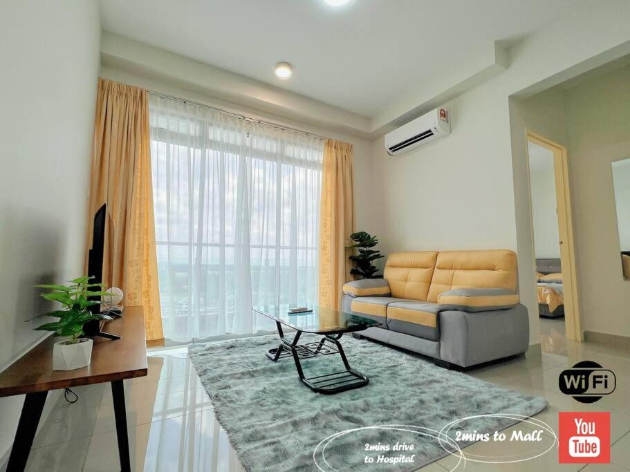 Część wypoczynkowa w obiekcie Kulai Center Service Apartment Cozy n Happy House