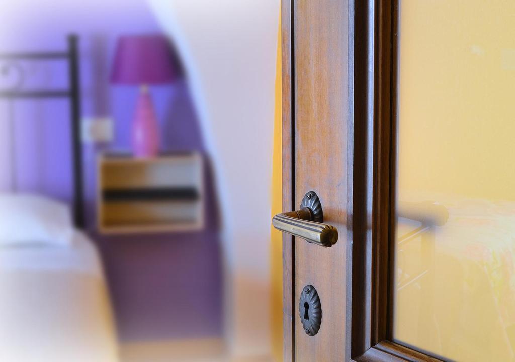 une fermeture d'une porte en bois avec poignée dans l'établissement Casa Vacanze La Graziella - LA DÉPENDANCE, à Ferrandina