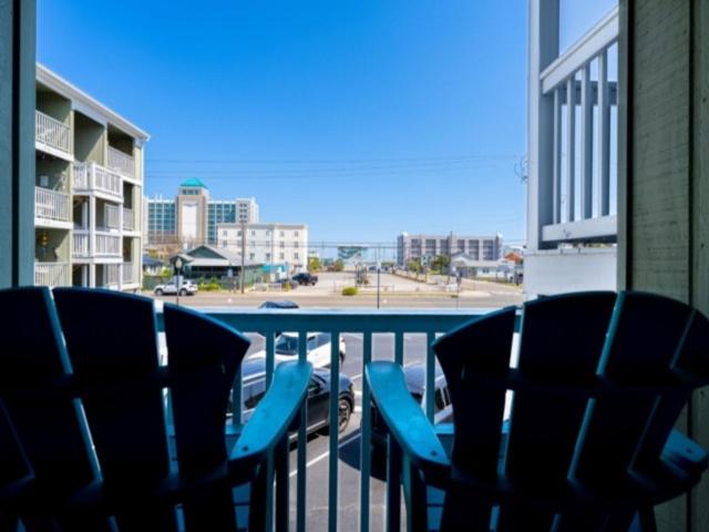 Balkón nebo terasa v ubytování Life's a Beach - walk to everything in historic Carolina Beach! condo