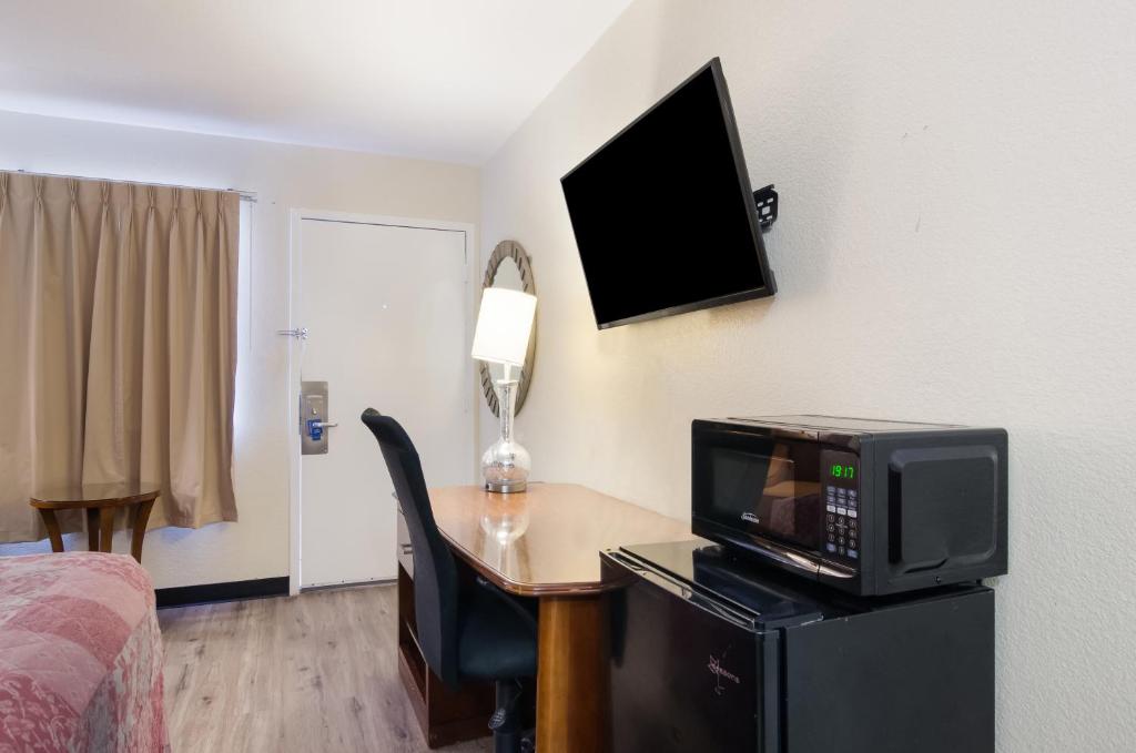 Rodeway Inn Greeley - Queen Room - Non-Smoking