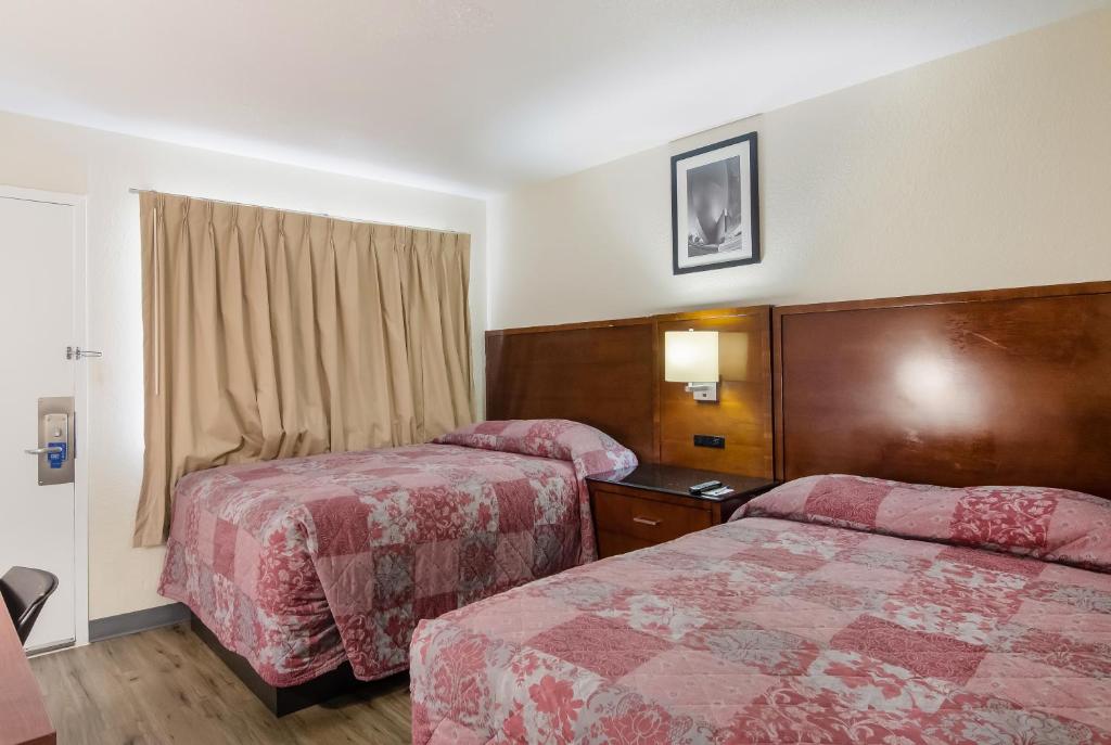 Rodeway Inn Greeley - Double Room With Two Double Beds - Non-Smoking