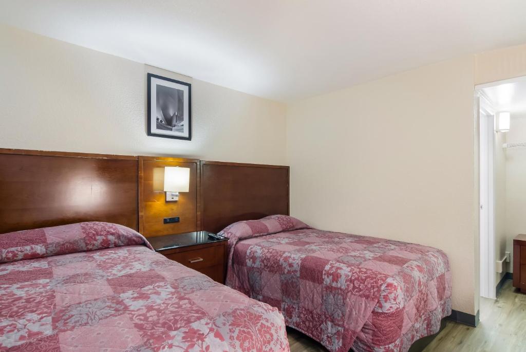 Rodeway Inn Greeley - Double Room With Two Double Beds - Smoking