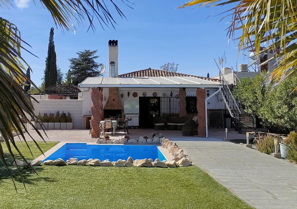 una casa con piscina en el patio en Villa Capricho de Luna, en Caparacena