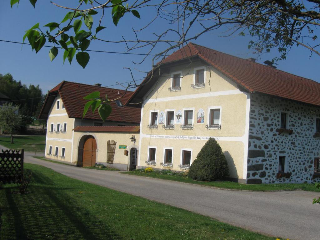 ein großes weißes Gebäude mit braunem Dach in der Unterkunft Ganhör- Fam. Kaar in Wintersdorf