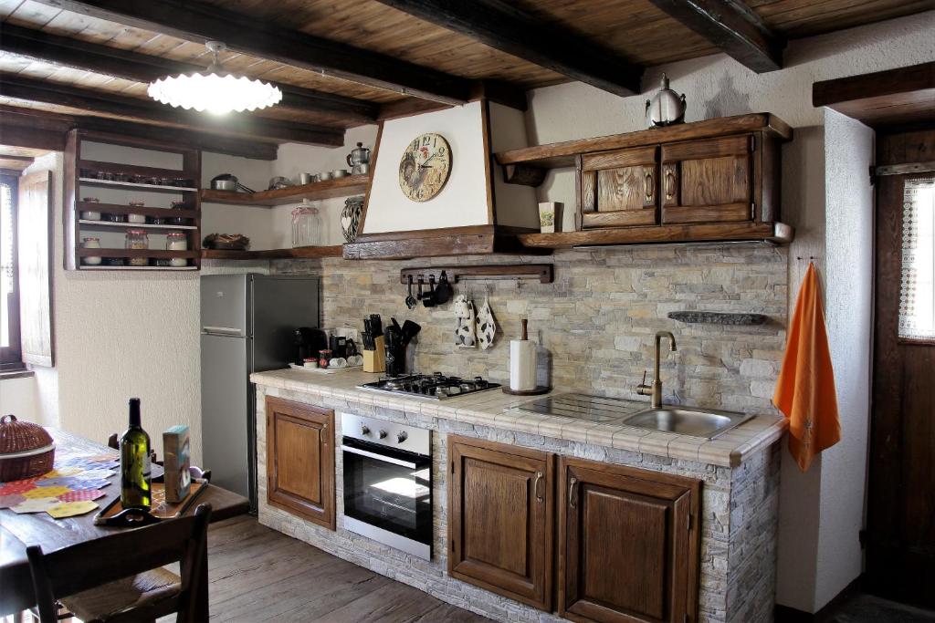 cocina con fregadero y fogones horno superior en Antiche atmosfere... en Borzonasca