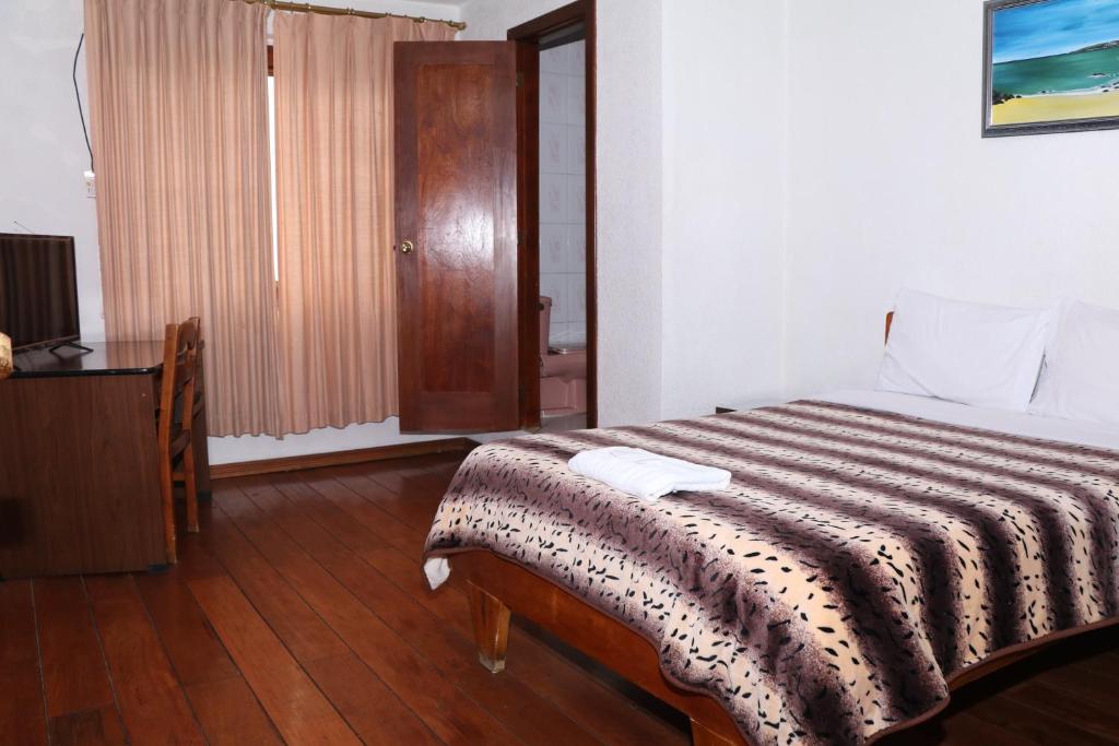 Postel nebo postele na pokoji v ubytování Hostal La Catolica
