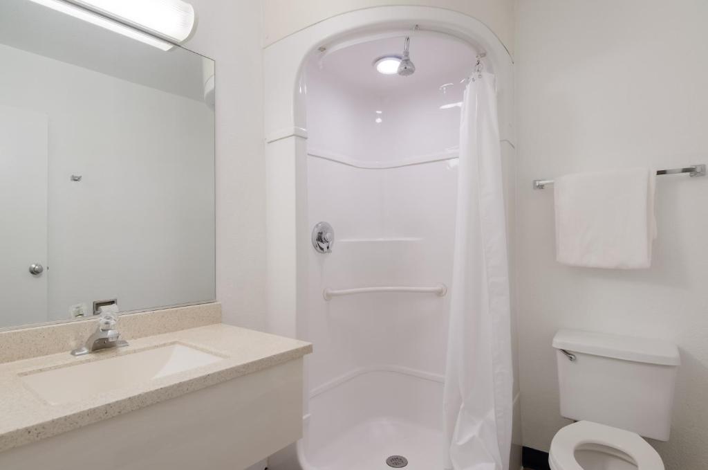 Rodeway Inn Greeley - King Room - Non Smoking