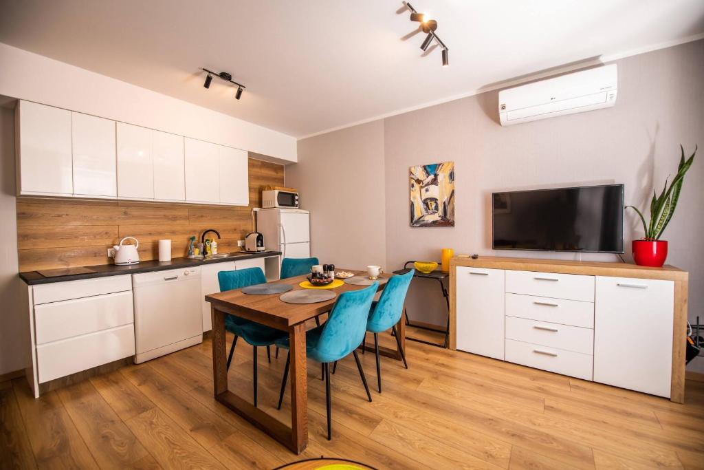 a kitchen and dining room with a table and chairs at Apartament Miodowa 42 z miejscem parkingowym in Krakow