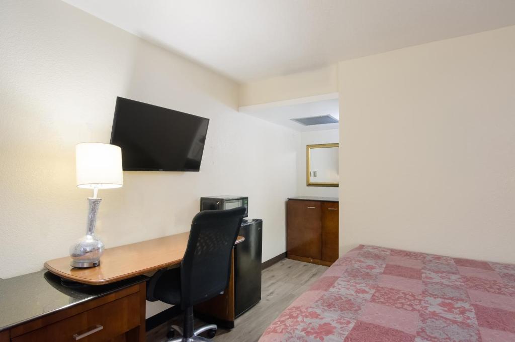 Rodeway Inn Greeley - Queen Room - Smoking