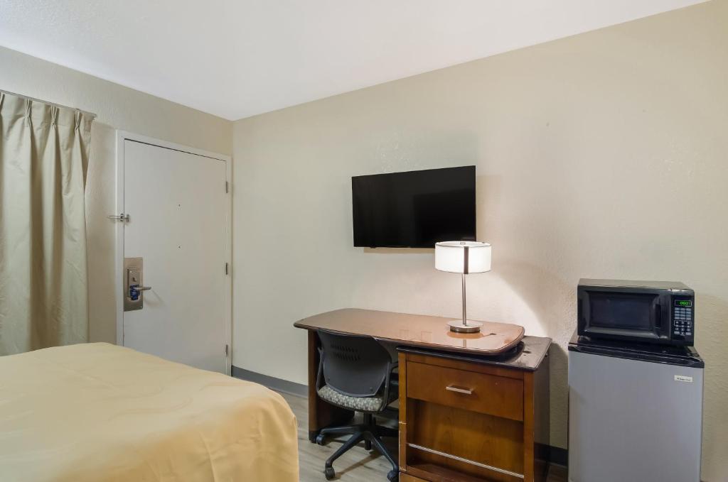 Rodeway Inn Greeley - Double Room - Accessible/Non-Smoking