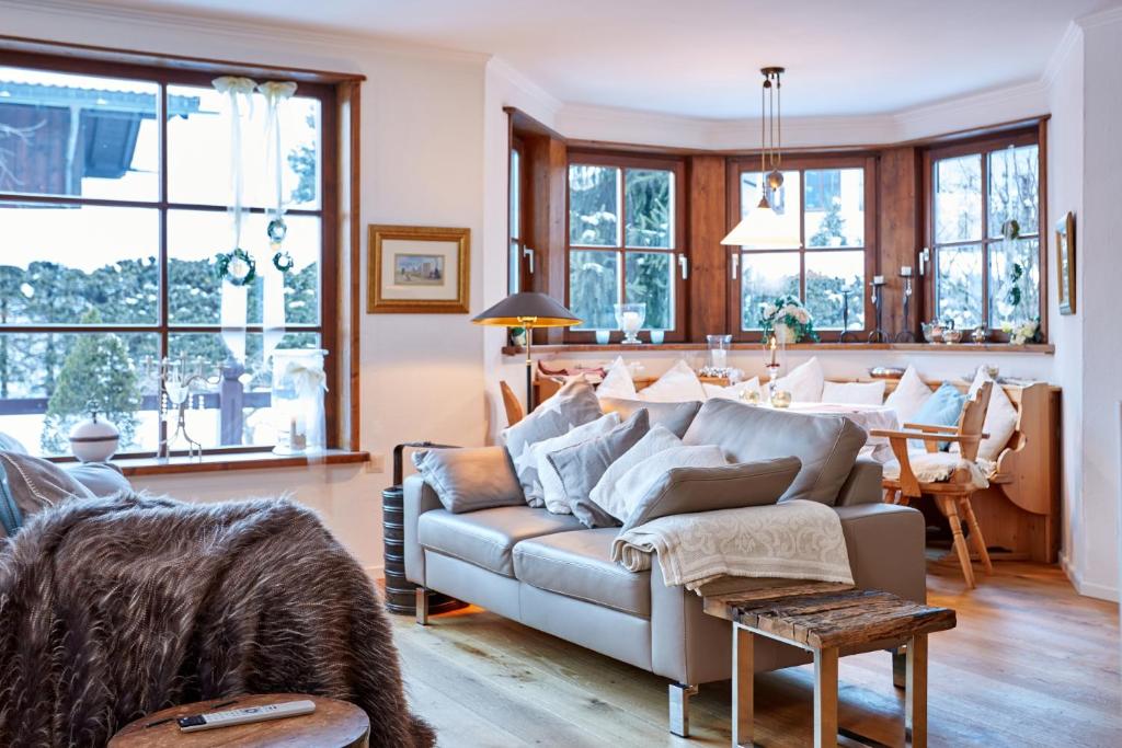 uma sala de estar com um sofá e uma mesa em Apartment Minerva em Farchant