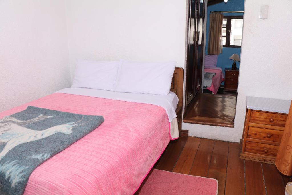 Postel nebo postele na pokoji v ubytování Hostal La Catolica