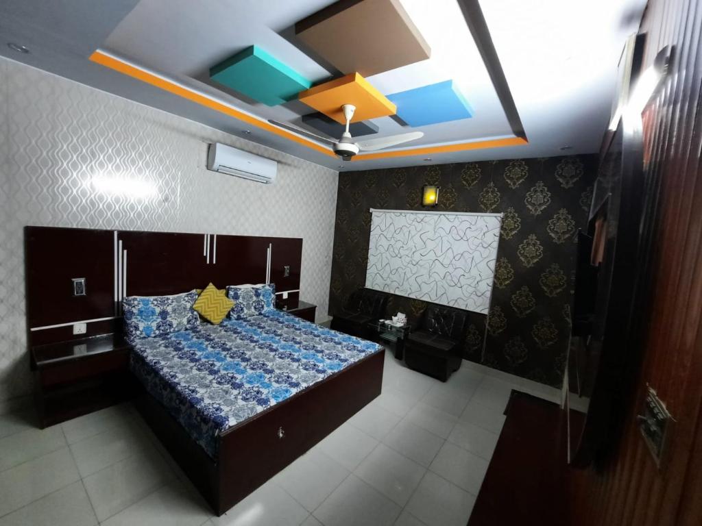 Una cama o camas en una habitación de Capital Lodge Gulistan-e-Johar